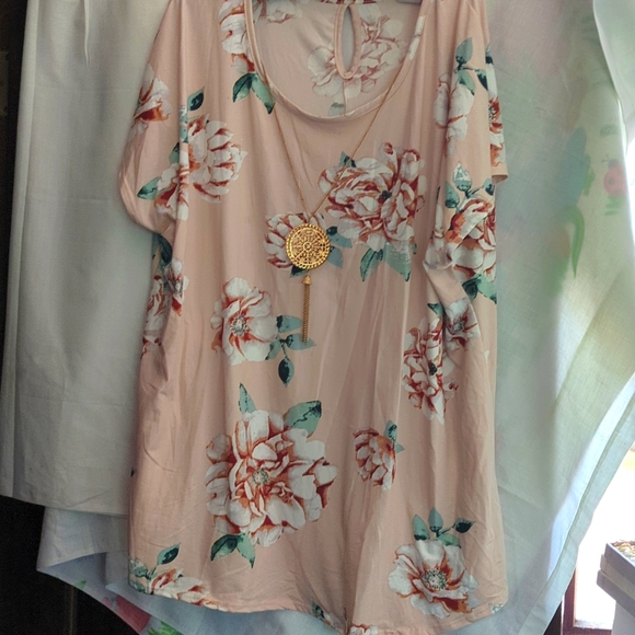 Tunic with detachable necklace - Picture 1 of 5